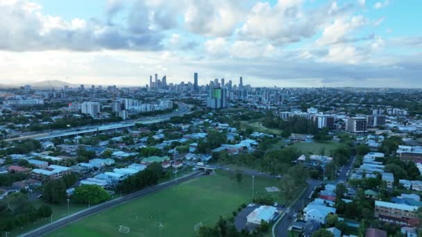 在Woolloongabba的太平洋高速公路附近飞往Brisbane Cbd 澳大利亚昆士兰州Brisbane的航拍 — 图库视频影像