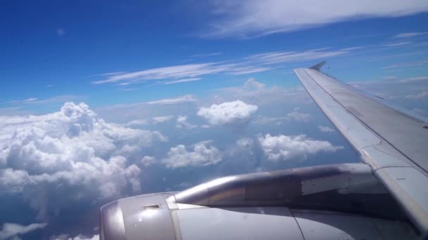 Знімок Красивих Пухнастих Хмар Крила Літака Видно Вікна Видом Блакитне — стокове відео