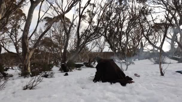 Stockman Ceketli Bir Bushman Avustralya Alp Bölgesi Nde Ateş Yakıyor — Stok video