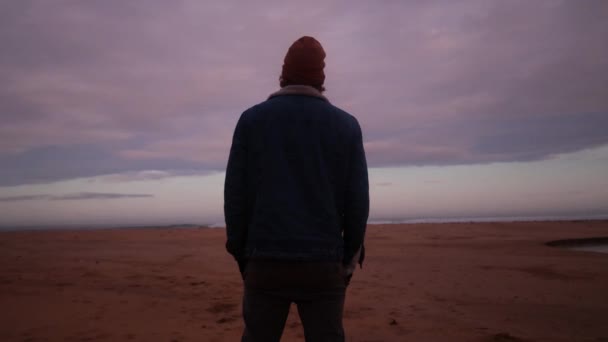 Ein Mann Steht Und Blickt Auf Den Ozean Australien Mit — Stockvideo