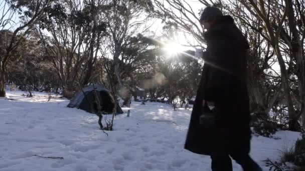 가축용 자켓을 농부가 오스트레일리아의 눈덮인 지대에서 아침해 커피를 마시며 — 비디오