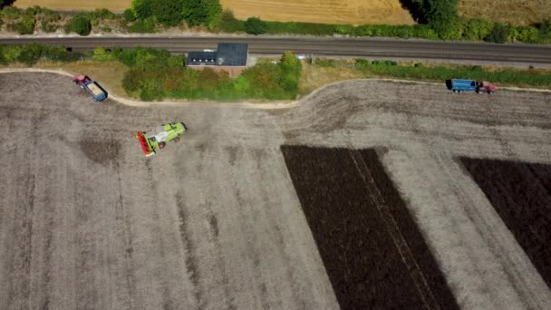 Imágenes Aéreas Vehículos Agrícolas Durante Una Cosecha — Vídeos de Stock