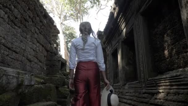 Hermosa Mujer Caminando Por Antiguas Ruinas Del Antiguo Templo Piedra — Vídeos de Stock