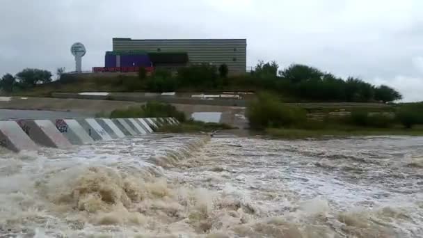 Řeky Praskající Přívalových Deštivých Kapkách Během Několika Hodin — Stock video