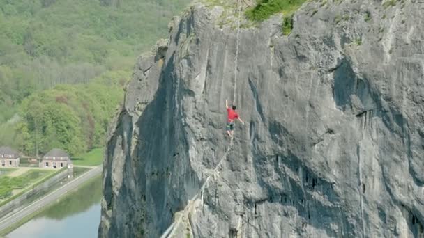 Atlet Mencoba Untuk Menyeimbangkan Pada Garis Kendur Atas Tebing — Stok Video