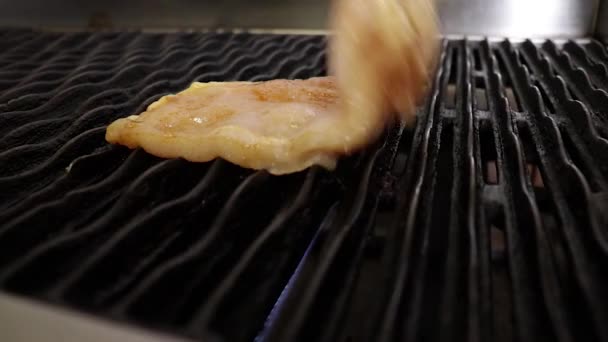 鸡片放上烤架 — 图库视频影像