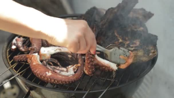 Tentáculos Octopus Grelhados Churrasco Juntamente Com Estacas Porco — Vídeo de Stock