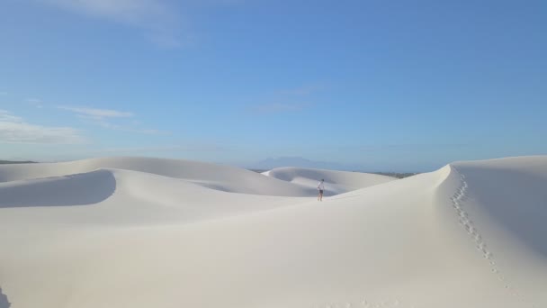 Luftaufnahme Eines Mannes Beim Wandern Auf Sanddünen Südafrika — Stockvideo