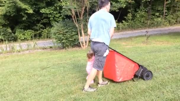 Padre Hija Haciendo Trabajo Jardín Juntos — Vídeo de stock