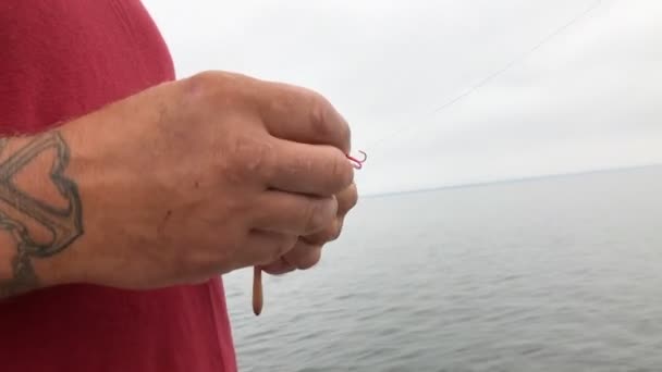 Muž Připravuje Návnadu Rybářský Hák Jít Rybařit Lodi — Stock video