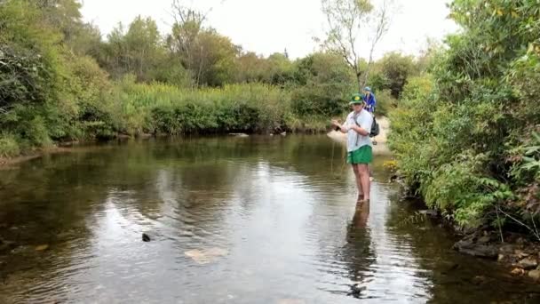 Αγόρι Που Ψαρεύει Στα Βουνά Της Βόρειας Καρολίνας — Αρχείο Βίντεο