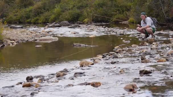 Αγόρι Πετάει Ψαρεύοντας Πέστροφες Στο Ρυάκι Του Βουνού Στη Βόρεια — Αρχείο Βίντεο