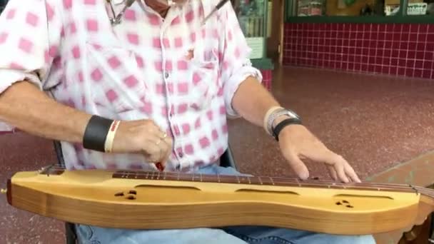 Street Performer Παίζει Μουσική Στο Πεζοδρόμιο — Αρχείο Βίντεο