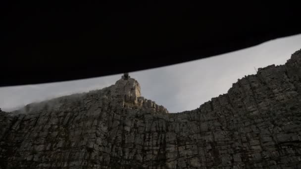 日出时分 缆车在南非开普敦附近的高山上行驶 — 图库视频影像