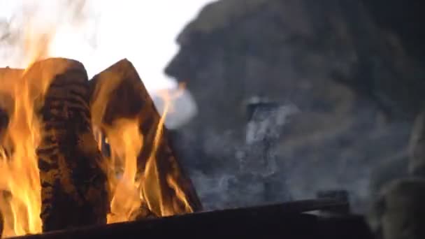 Dettagliato Colpo Fuoco Con Vapore Sottofondo Grotta — Video Stock