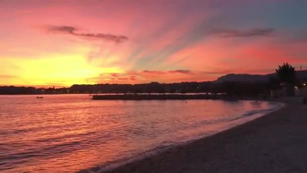 Krótki Film Pięknym Zachodem Słońca Plaży Splicie Chorwacja Niebo Jest — Wideo stockowe