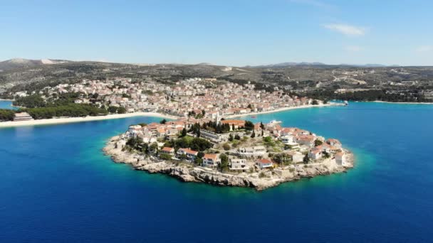 Een Drone Shot Van Primosten Kroatië Kunt Stad Zee Eromheen — Stockvideo