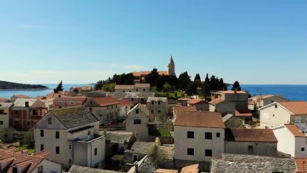 Egy Videó Primosten Városáról Horvátországról Látszik Templom Domb Tetején — Stock videók