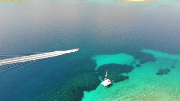 Lindo Drone Aéreo Tiro Veleiro Barco Velocidade Mar Cristalino Croácia — Vídeo de Stock