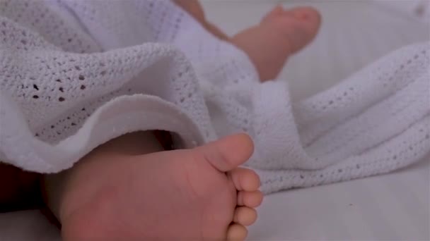 生まれたばかりの赤ちゃんのクローズ アップの足 — ストック動画