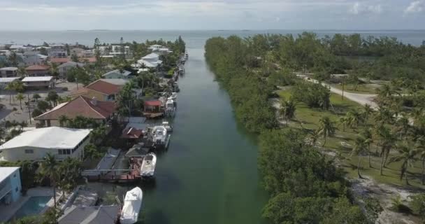 Vuelo Lento Sobre Canal Barrio Islamorada Florida — Vídeo de stock