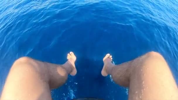 Vidéo Ralenti Des Pieds Dans Mer Avant Bateau — Video