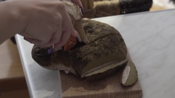 Trancher Les Champignons Dans Cuisine Avec Couteau — Video