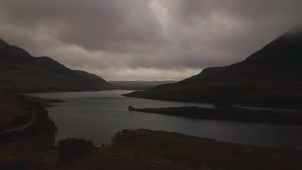 Vuelo Sobre Las Tierras Altas Del Norte Escocia Con Montañas — Vídeo de stock
