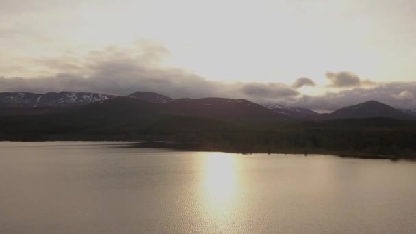 Luz Dorada Inunda Escena Mientras Volamos Sobre Lago Escocia — Vídeo de stock