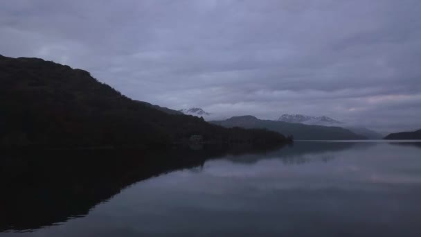 Vuelo Bajo Sobre Loch Escocia Durante Invierno — Vídeo de stock