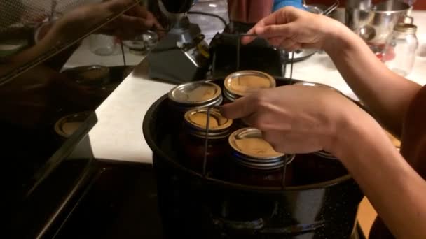 台所で缶詰の食前酒を作る女性 — ストック動画
