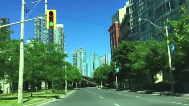 Weitstrahlender Sonnenstrahl Blickt Durch Die Windschutzscheibe Des Autos Als Das — Stockvideo