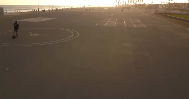 Flygning Över Södra Kalifornien Beach Vid Solnedgången Med Person Som — Stockvideo