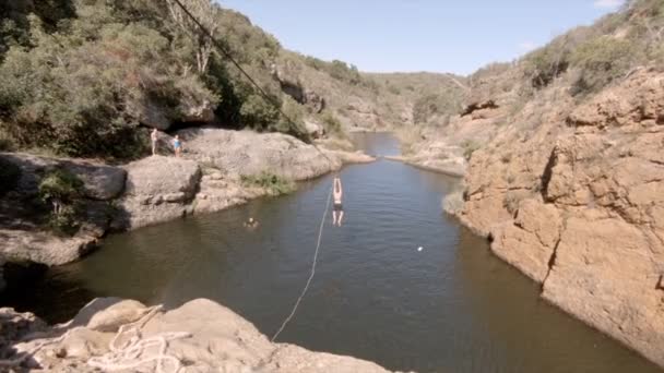 Sprung Von Klippe Mit Seilrutsche Zum Sprung Fluss — Stockvideo