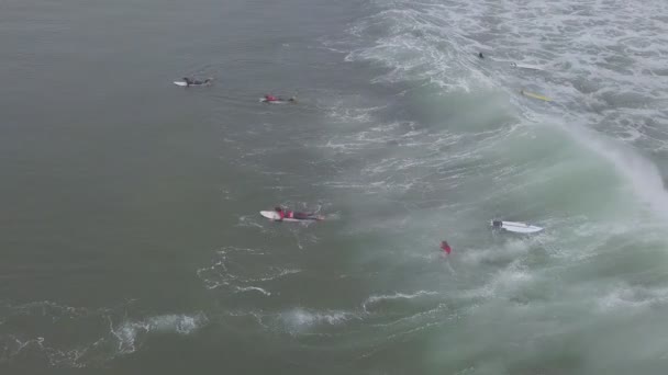 Aéreo Surfistas Surfeando Largo Costa Exótica Sudáfrica — Vídeo de stock