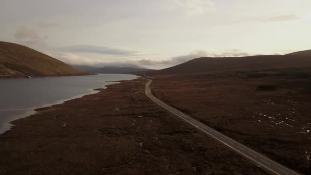Zbor Deasupra Munților Scoțieni Nord Munți Lacuri Apusul Soarelui — Videoclip de stoc
