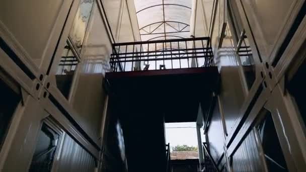 Yürüyen Merdivenler Konteyner Evi — Stok video