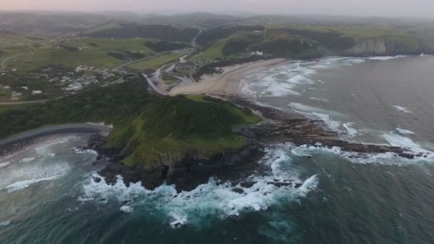 Filmluftflug Bei Sonnenaufgang Über Der Küste Von East London Südafrika — Stockvideo