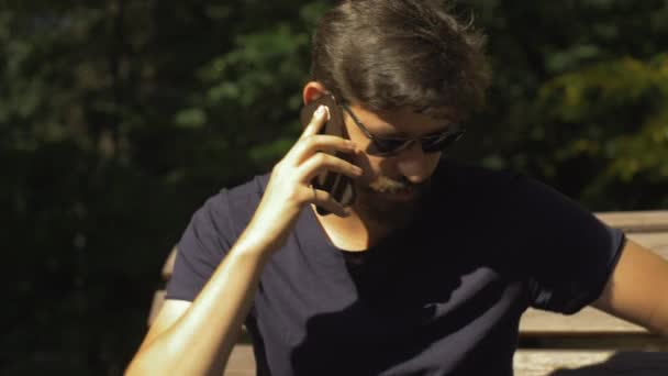 Hombre Hablando Llamadas Telefónicas Haciendo Notas — Vídeos de Stock