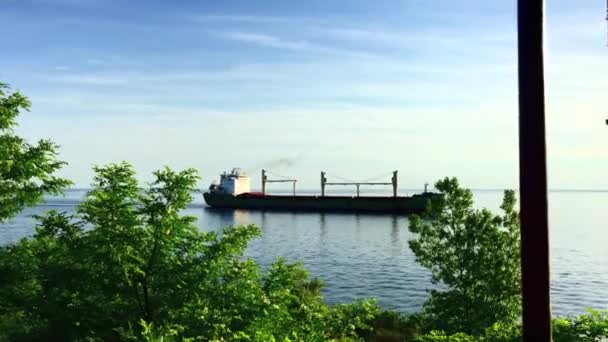 Amplio Tiro Petrolero Movimiento Lento Pasando Día Tranquilo Lago Ontario — Vídeo de stock
