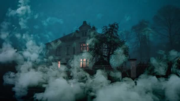 Kísértet Ház Füstben Halloweenkor — Stock videók
