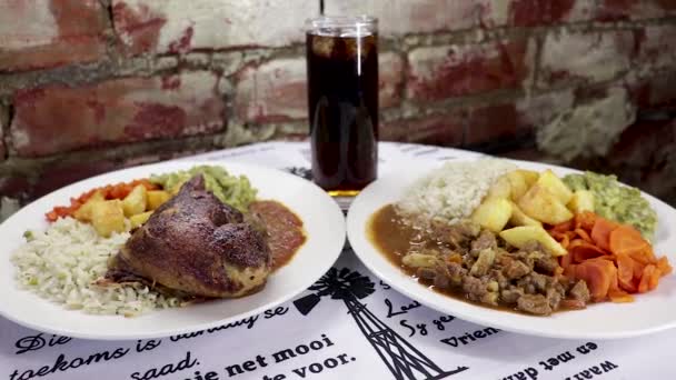 Amplia Toma Dos Platos Comida Cocinada Refresco — Vídeos de Stock