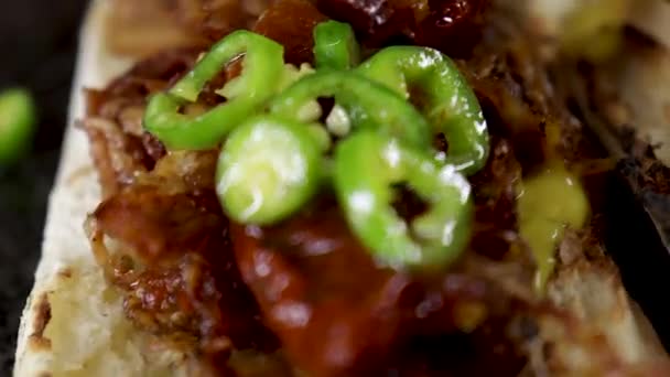 Extreme Close Green Sliced Chillies Being Atpped Ripped Chicken Mini — Stok Video