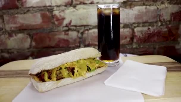 Dolly Mini Ciabatta Coberto Com Frango Rasgado Pimentas Verdes Mostarda — Vídeo de Stock