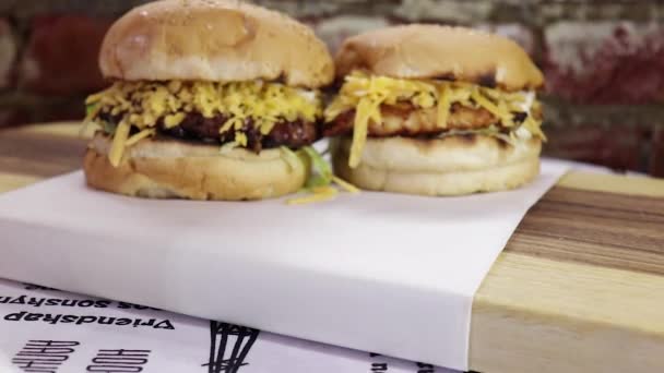 Przechyl Ostrość Wyciągnąć Średni Strzał Wołowiny Hamburgery Kurczaka — Wideo stockowe