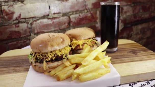 Dolly Shot Carne Vită Pui Burger Chipsuri Băuturi Răcoritoare Într — Videoclip de stoc