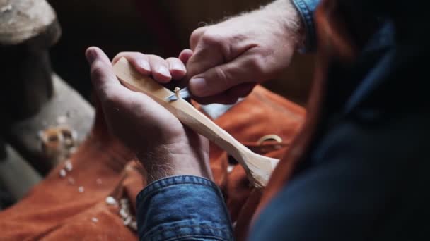 Bovenaanzicht Van Ambachtsman Handsnijwerk Houten Lepel — Stockvideo