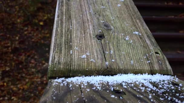 季節の初雪を示す古い風化した木製の階段の表面に屋外の閉鎖 — ストック動画
