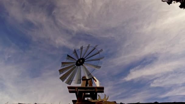 Cowboy Style Old Farm Prairie Wind Pump Spinning Blue Sunny — Stock Video