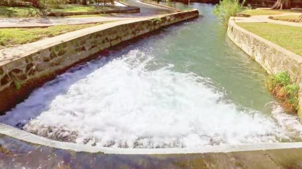 Río Que Fluye Desde Puente Parque Con Agua Blanca Que — Vídeo de stock
